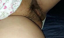 Novia morena se frota el coño afeitado en casa mientras ve hentai
