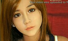 La bambola del sesso asiatica adolescente gode di un intenso sesso anale da dietro con il fidanzato