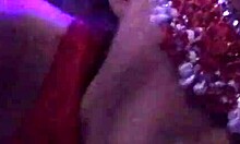Házi videó vörös hajú háziasszonyról, aki orális szexszel és ujjazással kényezteti kedvesét