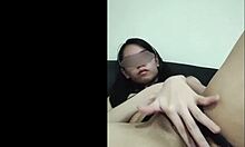Joven novia asiática se expone en video porno amateur