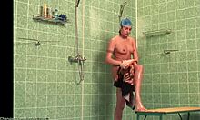 Karcsú amatőr mutatja nedves meztelen testét a zuhany alatt (HD kukkoló)