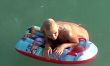 Blondynka z bąbelkowym tyłkiem prezentuje swoje atuty w wodzie