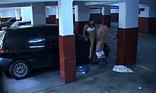 Puta de cabello oscuro toma la polla de su novio en un estacionamiento