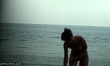 สาวหุ่นเพรียวโชว์ร่างกายเปลือยของเธอบนชายหาดชีเปลือย