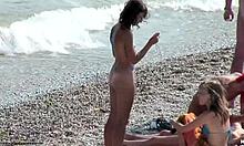 Περίεργες γυμνές φίλες μιλούν μεταξύ τους και είναι άτακτες σε μια παραλία