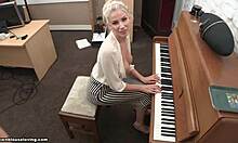 Prsaté blondýnky vypadnou při hraní na klavír před kamerou