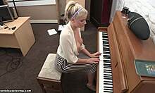 Prsaté blondýnky vypadnou při hraní na klavír před kamerou