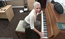 Busty blondiner bryster falder ud, mens hun spiller klaver på kamera