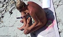 Blondýnka ukazuje své nahé tělo na pláži