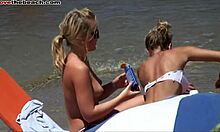 Блондинки-подруги показывают свои сиськи и горячие тела на пляже