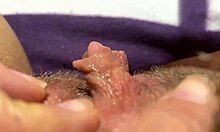 Intense close-up van een enorme clit masturbatie tot een hoogtepunt