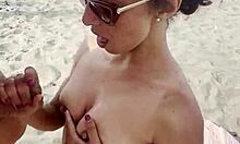 Uma mulher europeia desfruta de múltiplas mãos em uma praia de nudismo