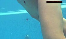 Русская порнозвезда Лина Меркурий в бикини купается в бассейне