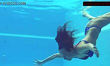 Orosz pornósztár Lina Mercury bikiniben úszik a medencében