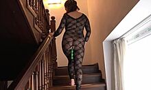 Polna prsi MILF z dlakavo muco in velikimi joški se zabava na stopnicah v POV videu