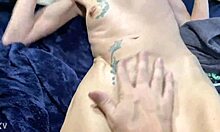 Tânăra tatuată și nerasă își arată părțile intime