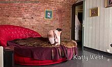 Ung model Katty Wests intime backstage-fotoshoot i lingeri