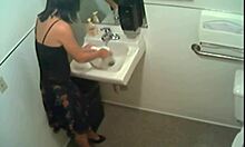 Fetishist amatir buang air kecil di kamar mandi umum