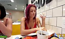 Duda Pimentinha, um anjo tatuado, e outras novas garotas se preparam para o sexo em uma loja McDonalds