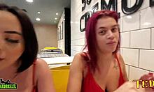 Duda Pimentinha, en tatoveret engel, og andre nye piger forbereder sig på sex i en McDonalds-butik