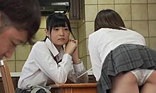 En japansk teenager bliver creampie af sin vens yngre søskende