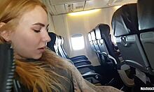 एक हवाई जहाज पर बेला मूर का जंगली सार्वजनिक मुख मैथुन और हैंडजॉब