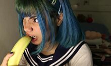 Una ragazza cosplay amatoriale si abbandona alla gola profonda a tema banana