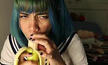 สาว Cosplay มือสมัครเล่นเพลิดเพลินกับ Deepthroat แบบกล้วย