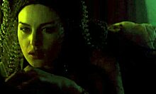 1992 के ड्रैकुला के एक भाप से भरे दृश्य में बड़े स्तनों वाली मोनिका बेलुची
