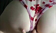 सेक्सी अधोवस्त्र में उत्तेजित शौकिया किशोरी डॉगीस्टाइल सेक्स का आनंद लेती है और उसके बड़े प्राकृतिक स्तनों पर स्खलन हो जाती है