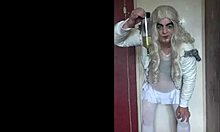 В домашнем видео бисексуальный трансвестит охотно глотает мочу другого мужчины