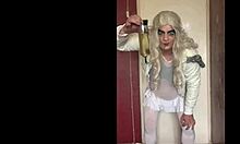 In un video fatto in casa, una travestita bisessuale ingoia avidamente l'urina di un altro uomo