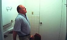Uma mulher de seios pequenos faz sexo oral no banheiro