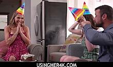 अपने जन्मदिन पर, एक सेक्सी 18 वर्षीय अपने सौतेले भाई और सौतेली बहन द्वारा गड़बड़ हो जाती है