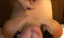 O amatoare brunetă primește o ejaculare pe față