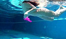 Џесика Линколнс глуми у домаћем видеу који приказује згодну бебу која ужива у двострукој пенетрацији у базену