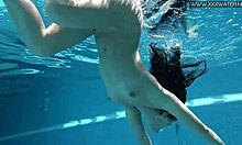 Jessica Lincolns házi videója egy dögös csajt mutat be, aki duplán behatol a medencébe
