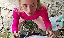 Une fille blonde fait une fellation extrême dans une vidéo faite maison en plein air
