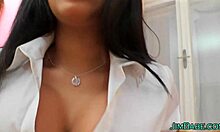 Vidéo maison d'une petite amie espagnole se masturbant en talons